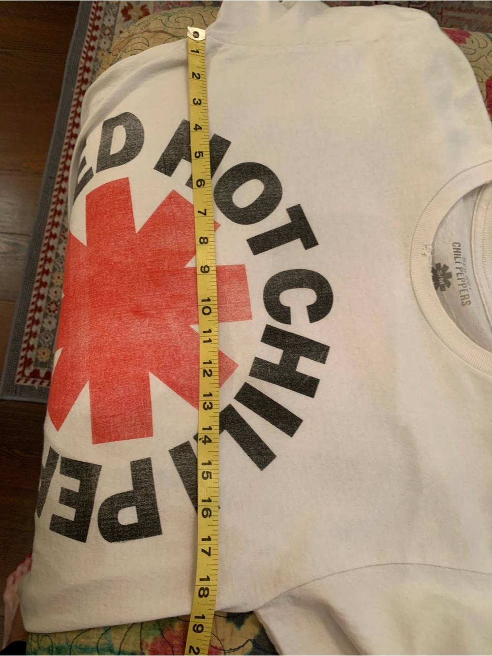 🔥RED HOT CHILI PEPPERS🔥DISTRESSED, ROUND NECK, SHORT SLEEVE TEE. NWOT! - Picture 3 of 7